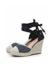 Wedge espadrilles met een zwarte canvas bovenkant, grijze neuskap en rafelige accenten. Heeft enkelbandjes en een gevlochten jute zool.