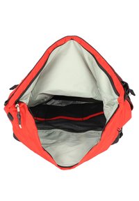 Borsa da viaggio in nylon rossa con un ampio interno, fodera grigia, tasche in rete e dettagli neri. Presenta una zip superiore e spallacci regolabili.