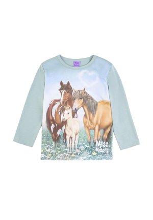 Hellgrünes Langarmshirt mit einem Grafikdruck einer Pferdefamilie, bestehend aus einem braunen, weiß gepunkteten Pferd, einem beigen Fohlen und einem sandfarbenen Pferd.