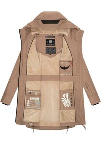 Veste softshell marron clair avec doublure polaire, plusieurs poches intérieures, détails zippés et étiquettes de la marque Marikoo à l'intérieur.