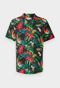 Chemise noire à manches courtes avec un imprimé floral tropical éclatant comprenant de grandes feuilles vertes, des fleurs rouges et orange, et des fleurs blanches, avec ouverture boutonnée à l'avant.