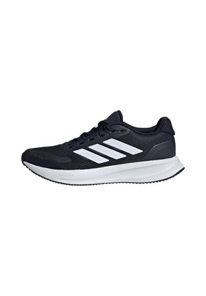 Chaussure de course Adidas noire et blanche avec trois bandes blanches, semelle blanche amortissante et lacets noirs vue de côté.