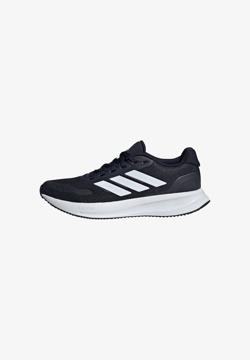 Chaussure de course Adidas noire et blanche avec trois bandes blanches, semelle blanche amortissante et lacets noirs vue de côté.