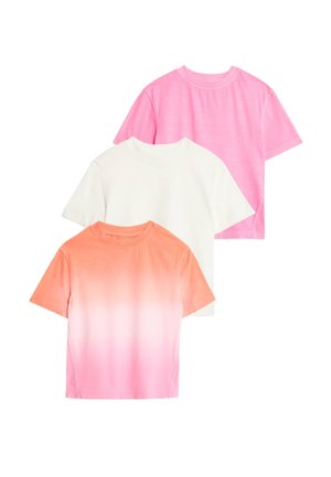 Trois t-shirts : un rose uni, un blanc uni et un avec un dégradé allant de l'orange au rose. Tous sont en coton et à manches courtes.