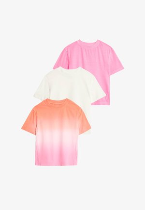 Drie T-shirts: één effen roze, één effen wit en één met een verloop van oranje naar roze. Allemaal met korte mouwen en gemaakt van katoen.