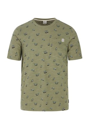 Olivovo zelené tričko s krátkym rukávom s celoplošným vzorom, na ktorom sú malé modré a čierne ilustrácie, a vreckom na ľavej prednej strane.