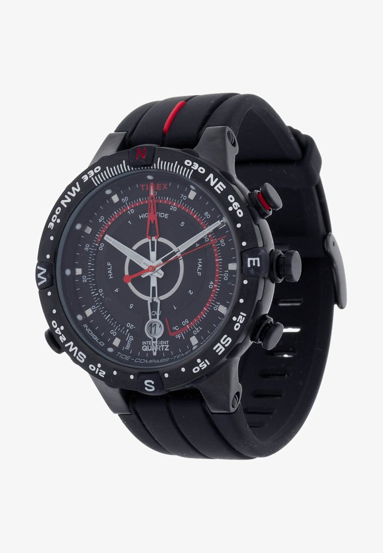 Relógio com bracelete de silicone preto, mostrador preto, detalhes em vermelho, marcações de bússola, movimento de quartzo e várias funções de cronógrafo.