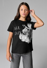 Juodas medvilninis marškinėlis su dideliu monochrominiu gėlių grafiniu piešiniu ir tekstu "ALL SAINTS" priekyje. Trumpomis rankovėmis ir laisvu kirpimu.