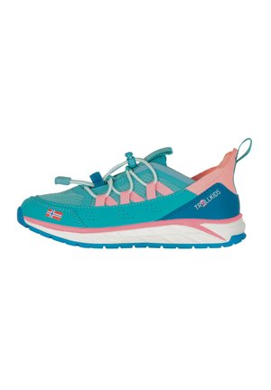 Kindlicher türkis-rosa Sportschuh mit blauer Sohle, elastischen Schnürsenkeln, Fersenlasche und norwegischer Flagge an der Vorderseite.