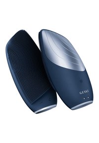 Brosse à cheveux électrique en bleu marine, avec une face en plastique lisse et des poils flexibles de l'autre. Proposée avec des accents argentés et des boutons de contrôle.