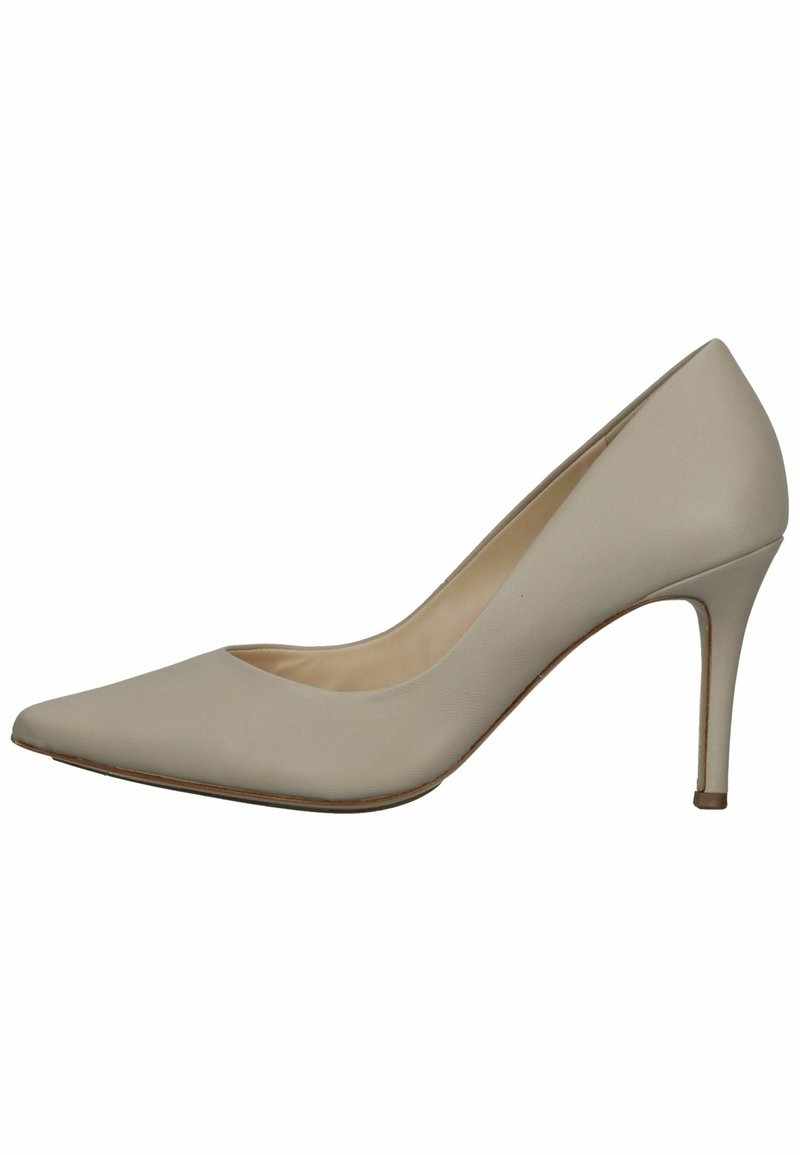 Décolleté beige in pelle con punta affilata e sottile tacco a spillo. La texture liscia e il design semplice esaltano l'eleganza.