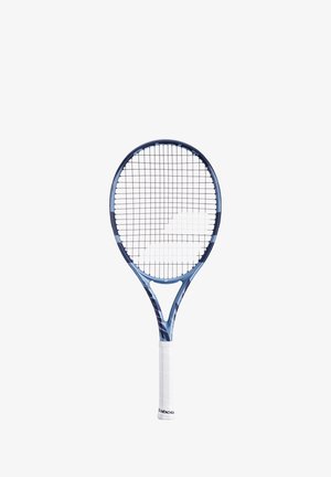 Tenniskølle med en blå ramme, oval hoved og hvidt greb. Har et gitter af strenge og et elegant design med subtile farveaccenter.