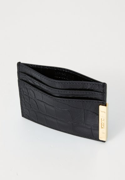Portofel negru din piele cu model de crocodil, dotat cu mai multe sloturi pentru carduri și un accent metalic aurit. Design compact, textură netedă.
