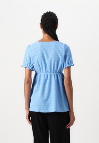 Kurzärmlige blaue Bluse aus leichtem Stoff, mit gerafftem Bund, strukturiertem Muster und gerafften Ärmelenden.