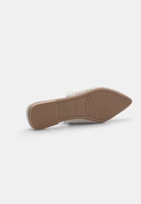 Bata Sandalias planas - beige