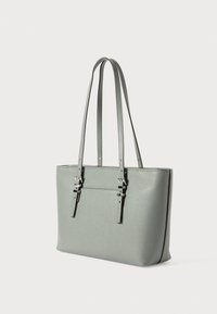 Sac fourre-tout en cuir gris avec deux longues poignées, présentant une surface texturée et des accents en argent sur les sangles réglables.