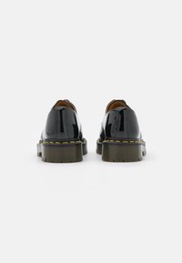 Dr. Martens Stringate - black