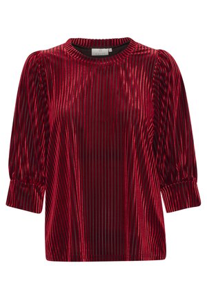 Haut en velours rouge avec des rayures verticales, encolure ronde et manches bouffantes. Texture douce et éclat élégant, présentant des détails froncés aux manches.