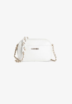 Bolso de hombro blanco de cuero con una correa trenzada y una cadena en tono dorado, que presenta el logotipo de la marca en relieve en la parte frontal y una textura suave.
