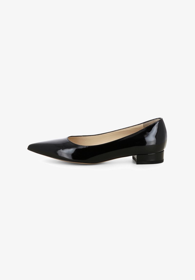 Ballerine in pelle verniciata nera con punta affusolata e tacco basso quadrato. L'interno presenta una semplice fodera beige e un design senza cuciture.