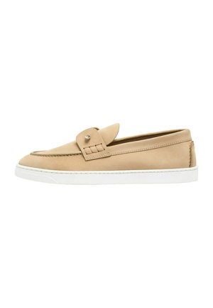 Mocasín de cuero marrón claro sin cordones con suela de goma blanca y pequeño remache metálico decorativo en la correa frontal, vista lateral.