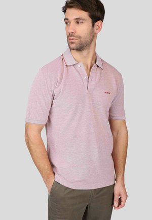 Polo à manches courtes en tissu rose clair, avec un col rabattu à rayures contrastantes, une patte de boutonnage à trois boutons et un petit logo.
