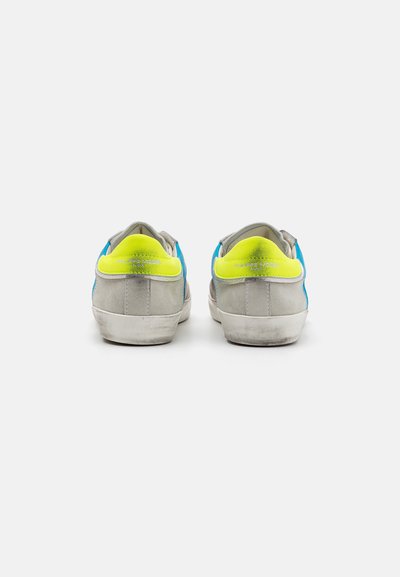 Szare zamszowe sneakersy posiadają niebieskie i neonowo-żółte akcenty. Tył ma teksturowane wykończenie z kontrastowymi kolorami i gumową podeszwę.