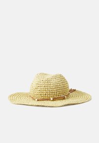 Sombrero de paja de ala ancha en color amarillo, con un tejido texturizado y una banda de cuero adornada con cuentas decorativas.