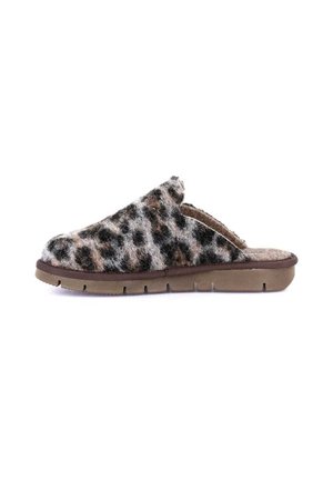 Ciabatta slip-on con parte superiore morbida e pelosa con stampa leopardata e suola spessa in gomma marrone, progettata per il comfort indoor.