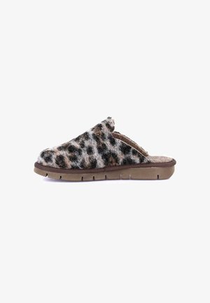 Ciabatta slip-on con parte superiore morbida e pelosa con stampa leopardata e suola spessa in gomma marrone, progettata per il comfort indoor.