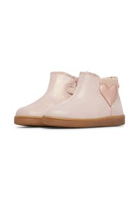 Bottines métalliques roses avec un accent en forme de cœur, bout rond, côtés élastiques et semelle en caoutchouc texturé. Doublure en tissu doux pour le confort.