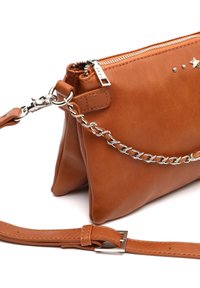 Hnedá kožená kabelka so striebornými reťazovými akcentmi, so zipsom a zdobením cvokmi. Obsahuje nastaviteľný popruh a elegantný dizajn.