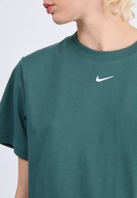 Nike Sportswear TEE - Jednoduché tričko - vintage green/white