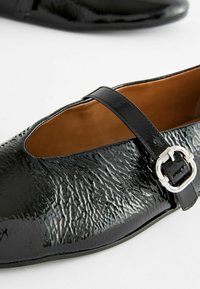 Next WIDE FIT SIGNATURE MARY JANE - Baleríny s páskem - black