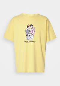 Selecionado, mustard yellow