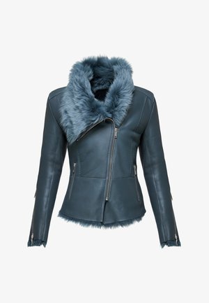 Tamsiai žalios odos švarkas su dirbtiniu kailiniu apykakle ir rankogaliais, asimetrinio užtrauktuko uždarymas bei užtraukiamos šoninės kišenės; modernus ir elegantiškas dizainas.