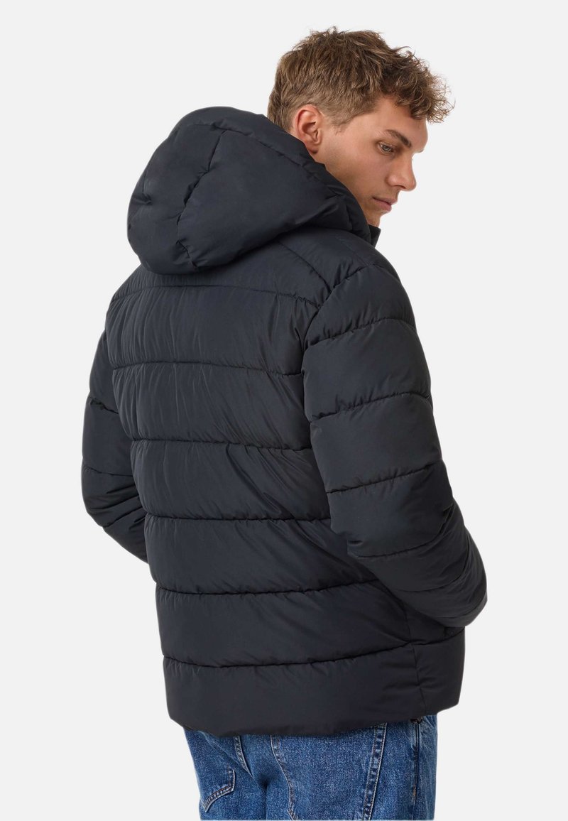 Czarna kurtka puchowa z kapturem, z pikowanymi sekcjami, gładką fakturą i lekko dopasowanym krojem. Widoczne detale szwów.