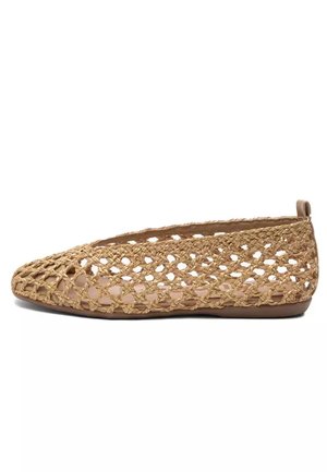 Beżowy płaski but tkany z otwartym wzorem dzianiny w kształcie diamentu, z zamkniętym noskiem i niską pętelką na pięcie, zaprojektowany dla przewiewności i lekkiego komfortu.