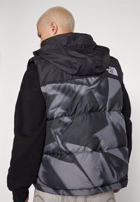 The North Face RETRO NUPTSE VEST - Liemenė - smoked pearl/garment fold print