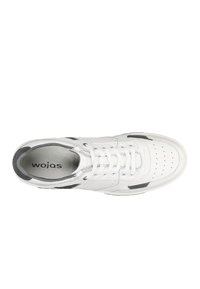 Sneaker bianca con esterno in pelle liscia, dettagli grigi, design della punta perforato, lacci rotondi e suola interna imbottita. Logo del marchio visibile.