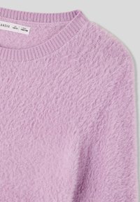 Liliowy sweter wykonany z miękkiego, puszystego materiału. Posiada prążkowany, okrągły dekolt oraz lekką teksturę zapewniającą komfort.