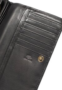 Intérieur d'un portefeuille en cuir noir avec plusieurs emplacements pour cartes, fermeture à pression et logo embossé. Texture lisse avec des détails de couture visibles.