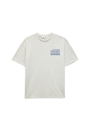 Camiseta de algodón gris claro con un estampado gráfico azul que dice "MORE BURGER" junto con el texto "GOOD MOOD GOOD LIFE". Diseño clásico de cuello redondo.