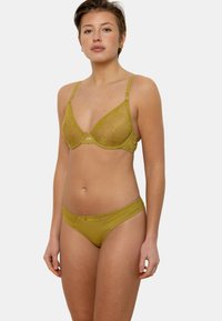 Soutien-gorge en dentelle vert olive avec bonnets moulés, bretelles ajustables et quincaillerie décorative. Bas de bikini taille basse assorti avec accents en dentelle. Texture lisse.