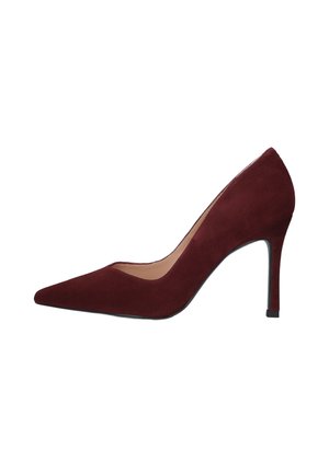 Chaussure à talon haut en daim rouge foncé à bout pointu avec talon aiguilles et côtés échancrés sur fond blanc.