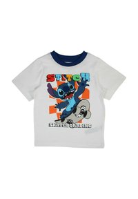 T-shirt en coton blanc avec un personnage bleu faisant du skateboard, accompagnée du texte coloré "STITCH SKATEBOARDING" et d'un arrière-plan graphique bleu et orange.