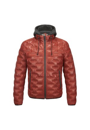Rote gesteppte Lederjacke mit schwarzem Reißverschluss, zwei Reißverschlusstaschen und angenähter grauer Kapuze mit Kordelzug.