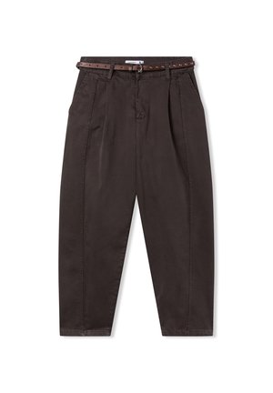Pantaloni in cotone marrone con vestibilità rilassata, dotati di vita con cintura e due piaghe frontali. La cintura ha dettagli a borchie e una fibbia in metallo.