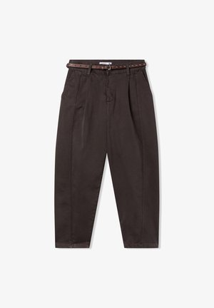Pantaloni in cotone marrone con vestibilità rilassata, dotati di vita con cintura e due piaghe frontali. La cintura ha dettagli a borchie e una fibbia in metallo.
