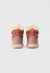 Par barnvinterstövlar med rosa, bruna och beige paneler, fleecefoder och rosa dragband, sedda bakifrån.
